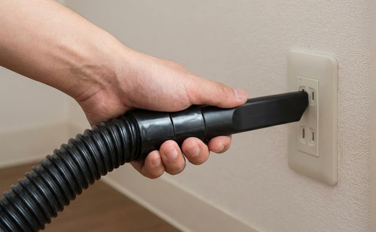 掃除機で直接吸うと感電やショートする危険なケース