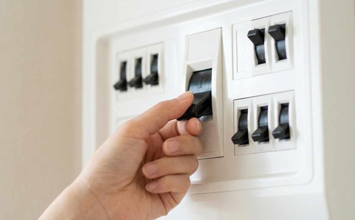 掃除前に必ずブレーカーを落として感電を防ぐ準備