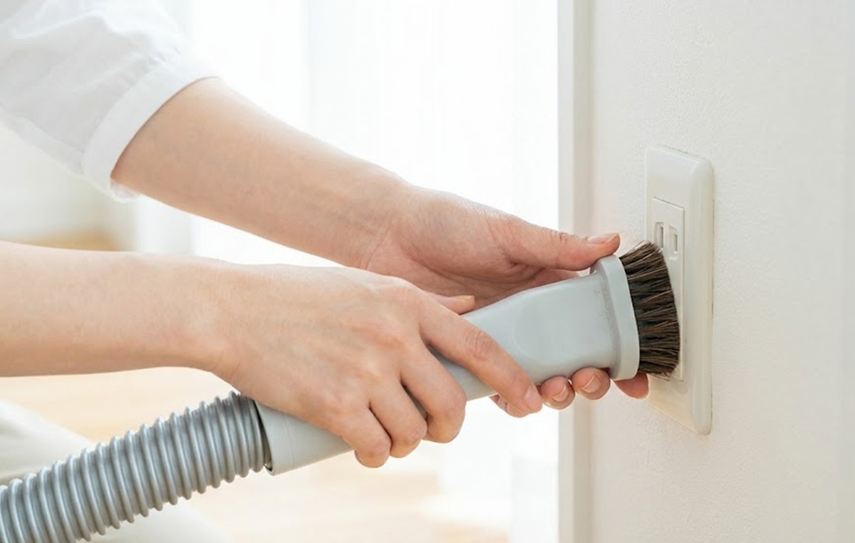 掃除機の隙間ノズルやブラシを活用した掃除方法