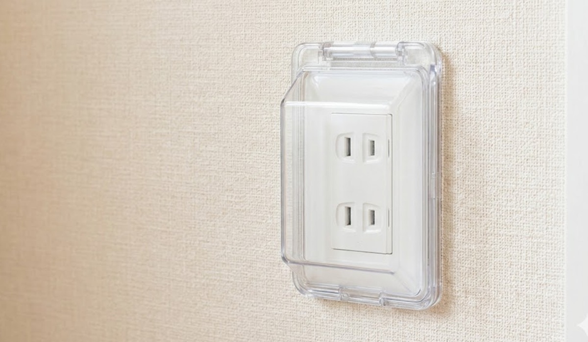 100均のカバーでコンセントへのホコリの侵入を防ぐ
