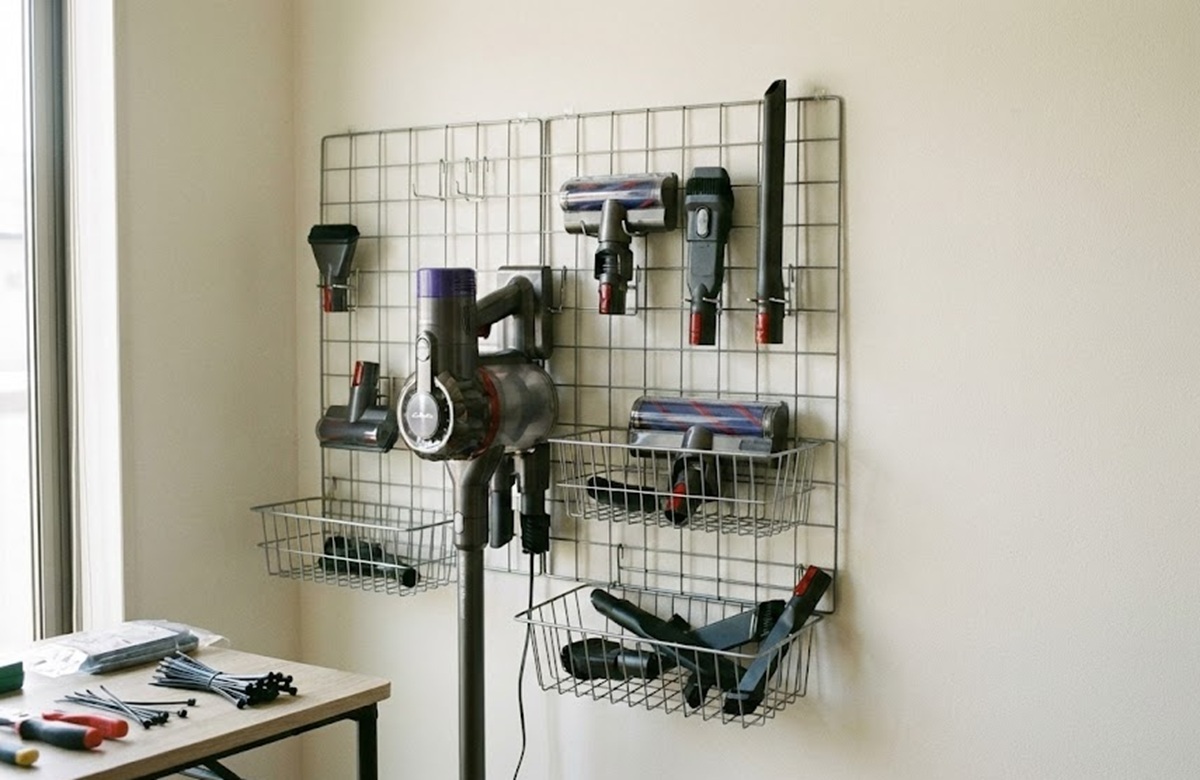 100均のワイヤーネットでコードレス掃除機用の多機能な収納棚をDIY