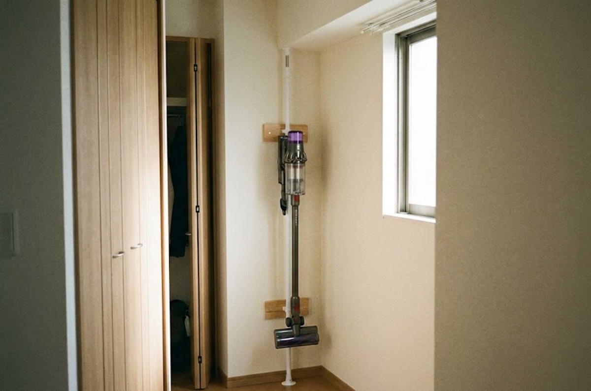100均の突っ張り棒でコードレス掃除機を賃貸の壁を傷つけずに固定