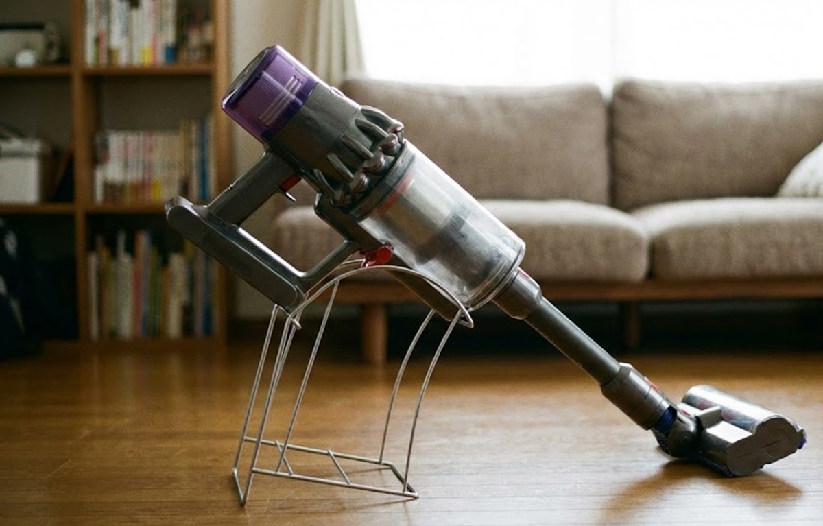 100均のスタンドではダイソンなどの重い掃除機は倒れるリスクあり